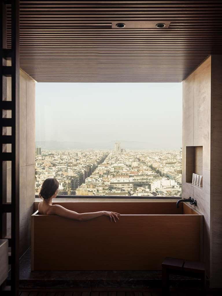 Nobu Hotel Barcelona Exterior foto A woman in a bathtub